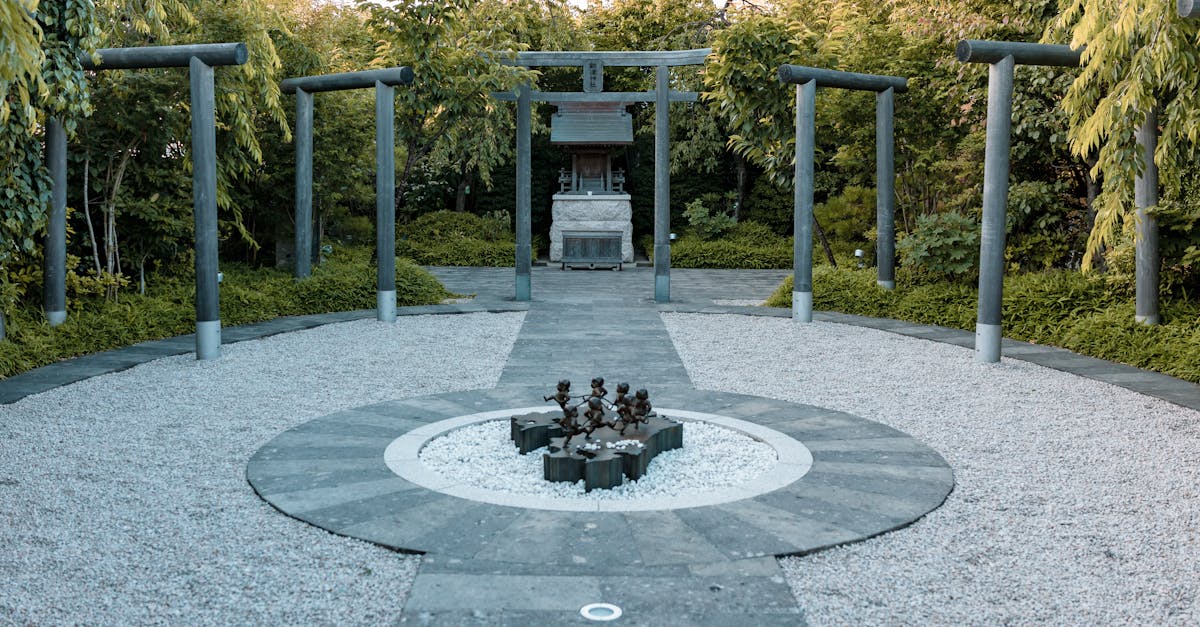 防草シートと砂利でおしゃれに整備された庭