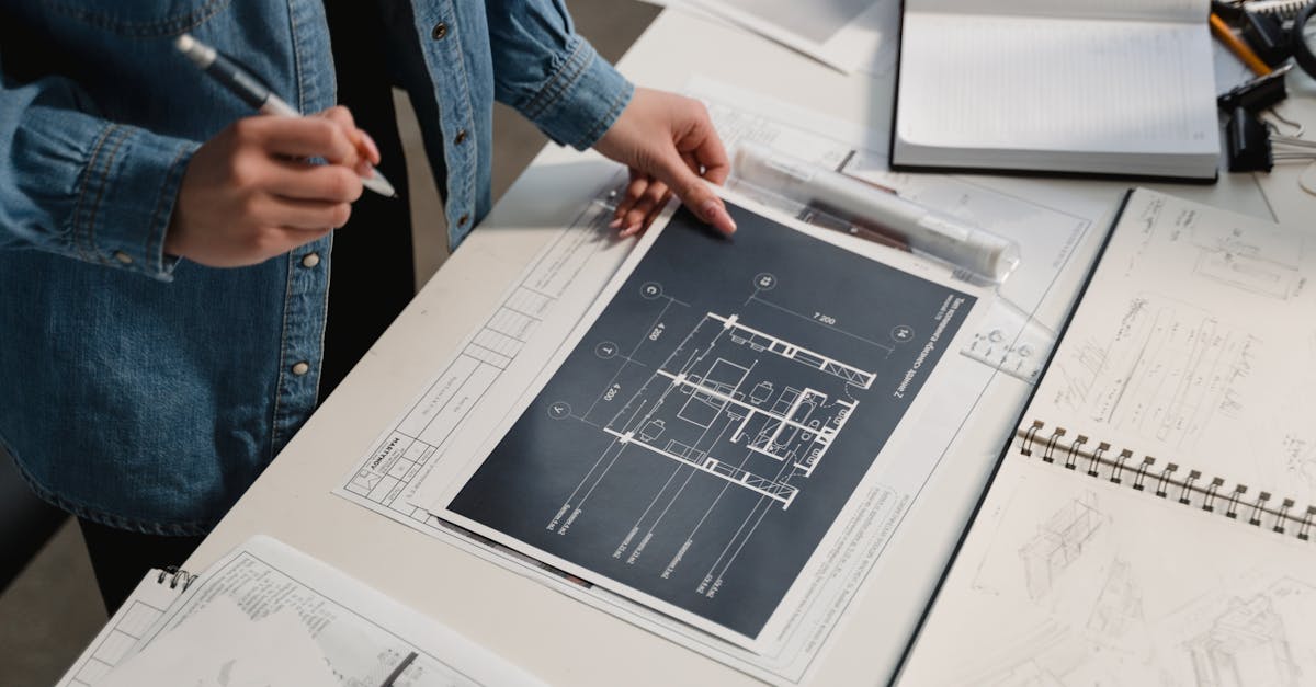 リフォーム計画を立てる様子