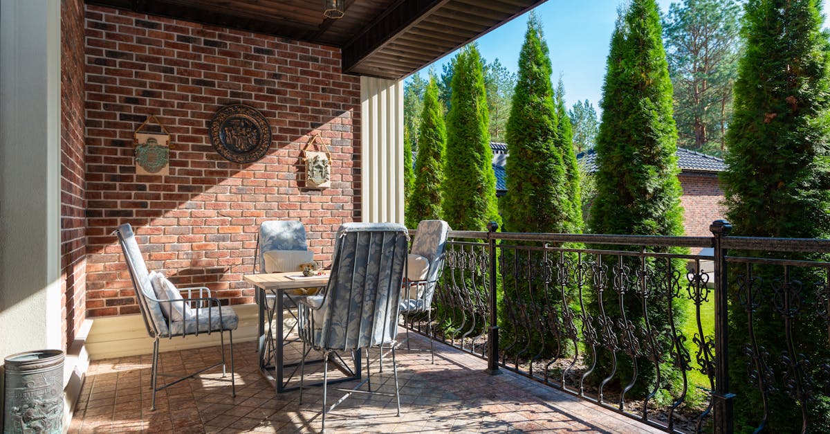 タイルでおしゃれに整備された庭