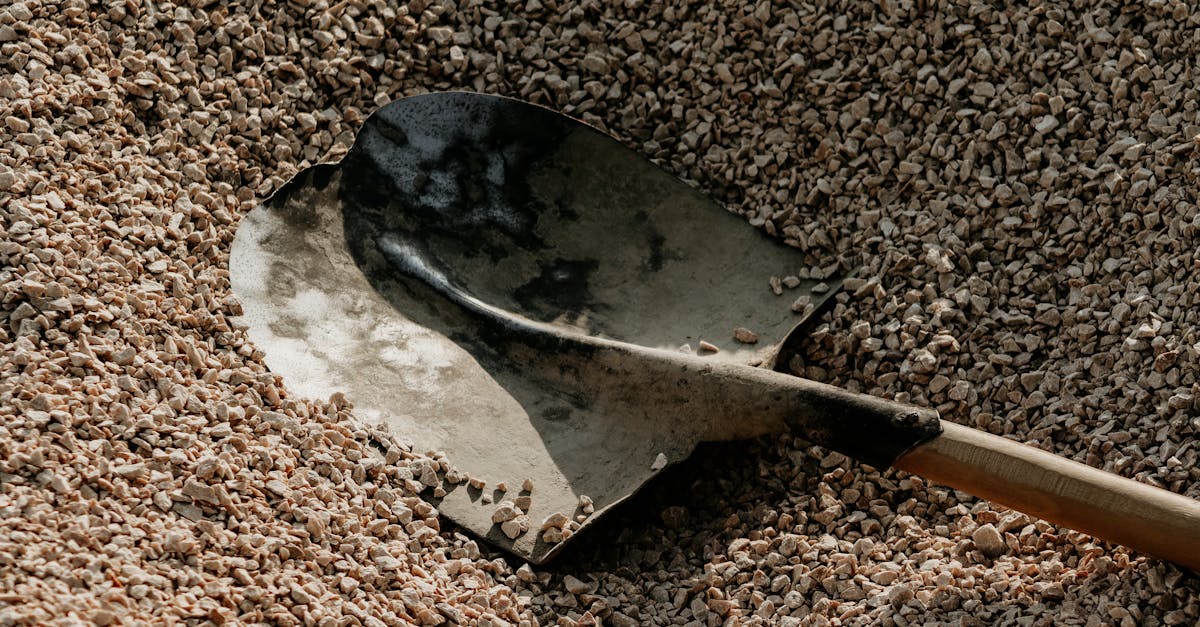 DIYで庭にタイルを敷く準備