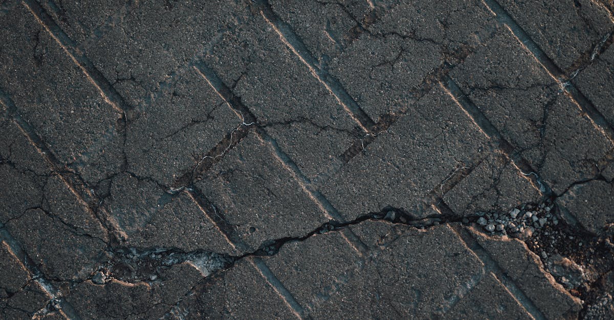 アスファルトの隙間に重曹を散布する様子