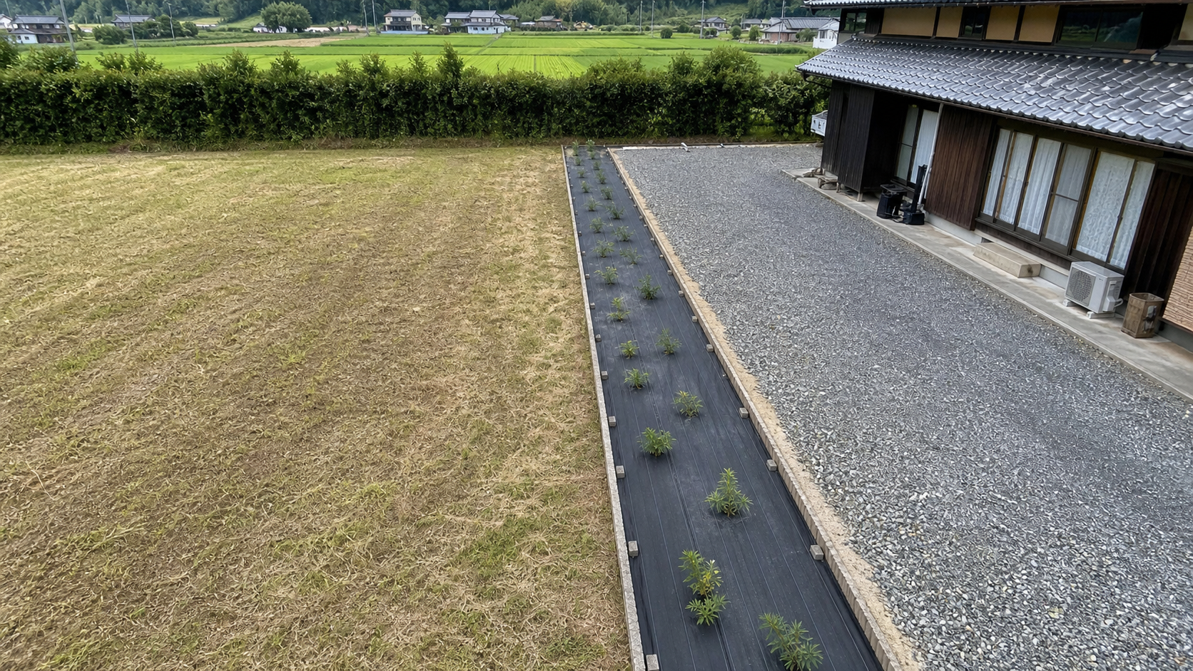 休耕田と駐車場と防草シート施工部分を場所別に管理する様子