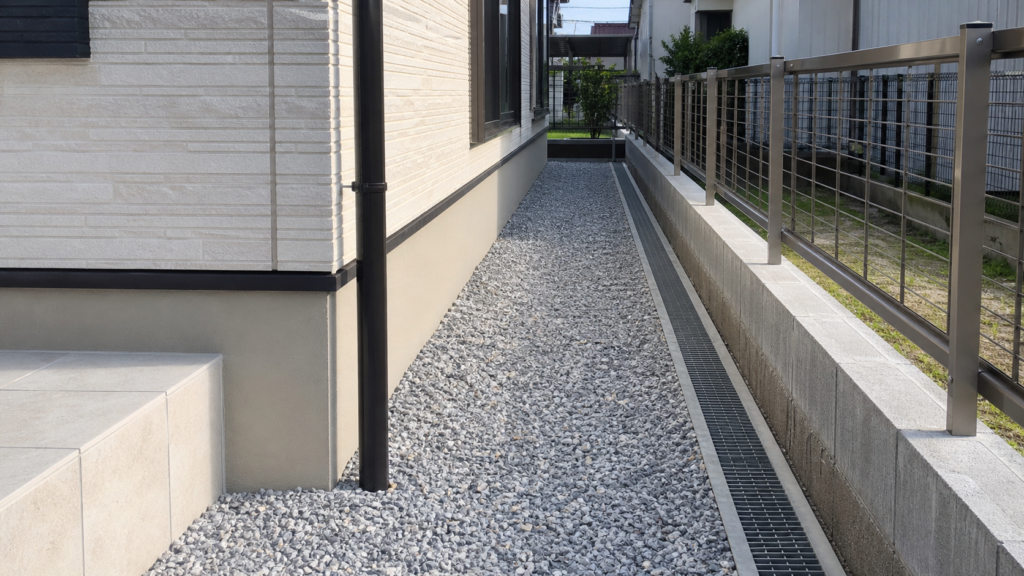 砂利と排水溝で整えた家周りの雑草対策
