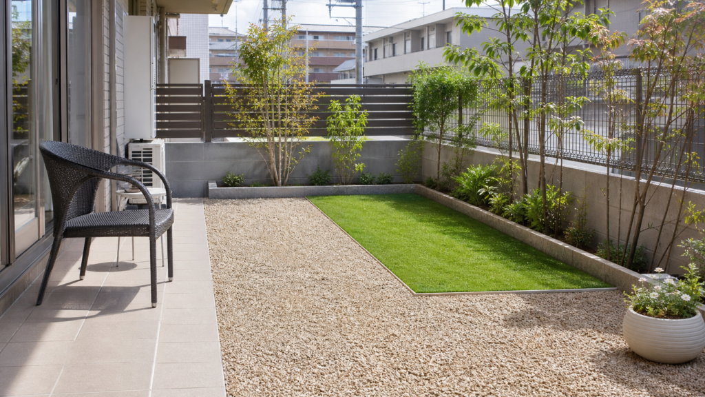 マンション専用庭で砂利と人工芝を使った雑草対策をした小さな庭