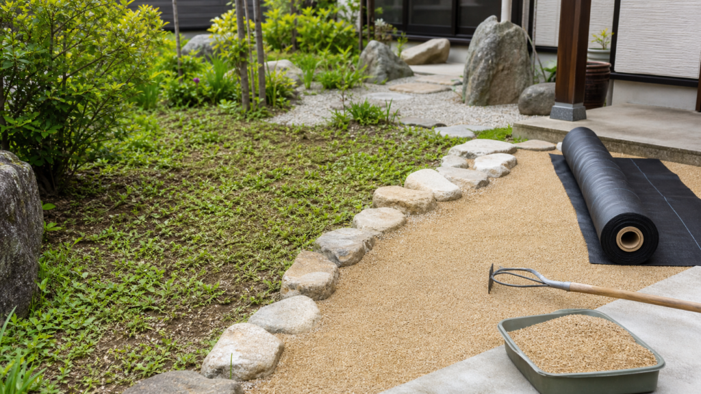 砂だけの雑草対策で防草シートと砂利を準備した庭