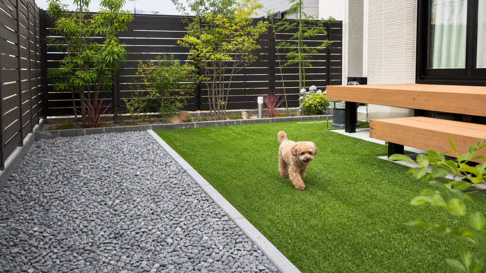 犬が遊ぶ庭で砂利と人工芝を使って雑草を予防する例