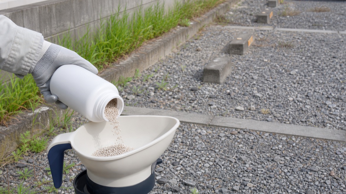 ネコソギ粒剤を駐車場で使う前に準備する様子