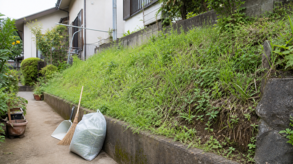 斜面と法面の雑草対策が必要な住宅横の傾斜地
