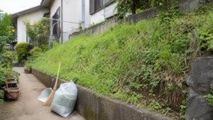 斜面と法面の雑草対策が必要な住宅横の傾斜地