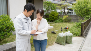 草刈り業者の料金相場を庭で見積もり相談する様子