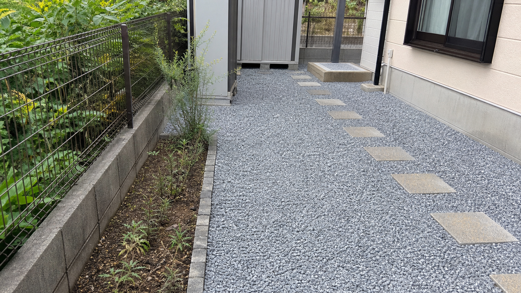 裏庭の雑草対策で防草シートと砂利を敷いて整えた住宅裏の庭